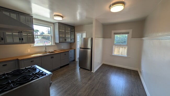 Building Photo - Laurel Street Triplex