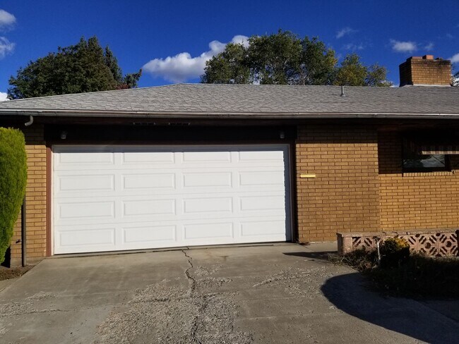 Building Photo - N. 40th Ave Large 3 bedroom 3 bathroom dou...