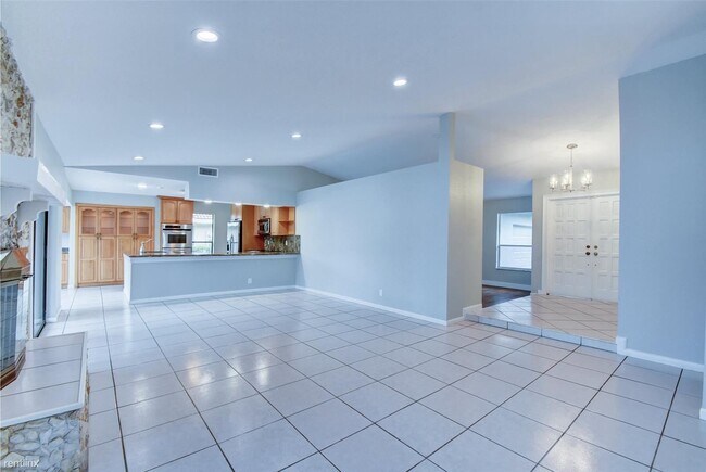 Building Photo - 4 br, 2.5 bath House - 637 NW 100th Ln
