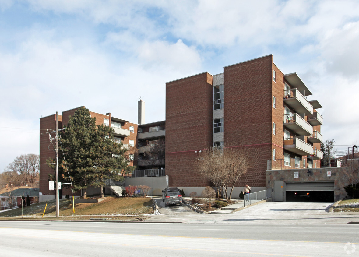 Primary Photo - The Courtyards on Weston Apartments