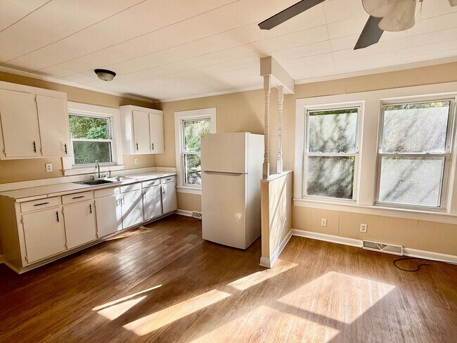 Building Photo - Three bedroom, 1 bath house in Burlington