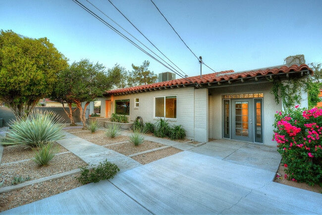 Building Photo - Luxury housing ,Close to U of A! Newly Ren...