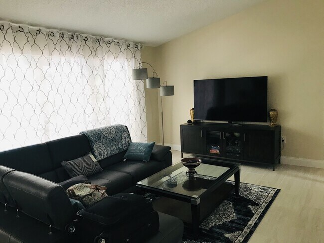 Foto del edificio - 4706 Maid Marian Ln