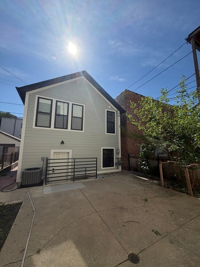 Building Photo - 3351 S Union Ave