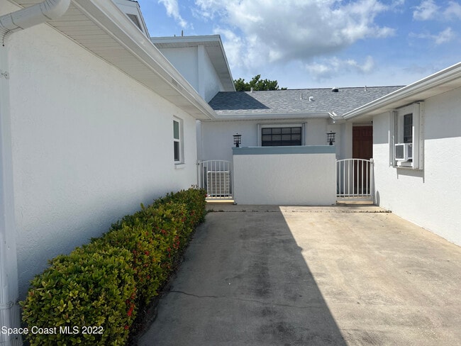 Building Photo - 335 Paradise Blvd