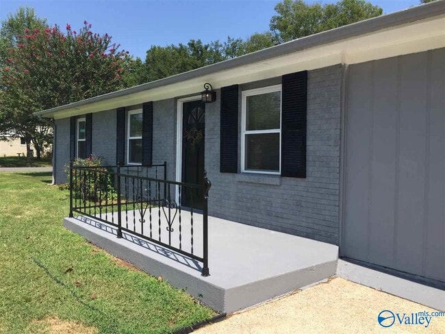 Building Photo - 14001 Sandhurst Dr SW