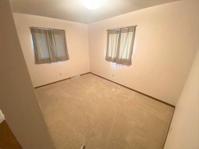 Foto del edificio - 523-527 W. Jewell, Russell