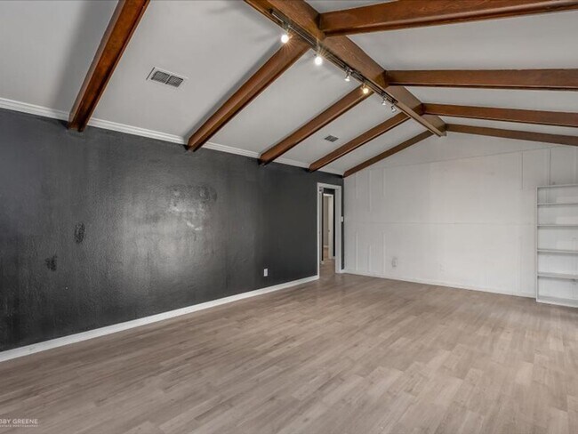 Building Photo - Spacious 3/2 bedroom Home