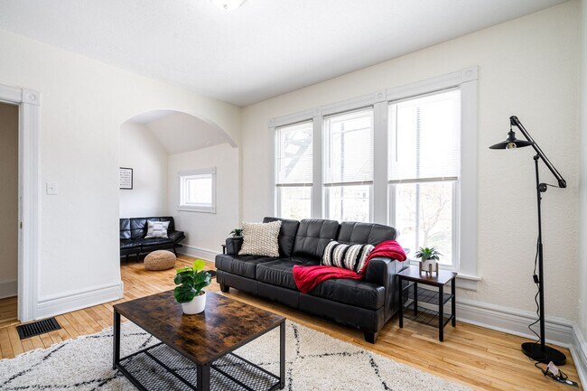 Foto del edificio - 4Bdrm Upper Flat of Eastside Duplex Fully ...