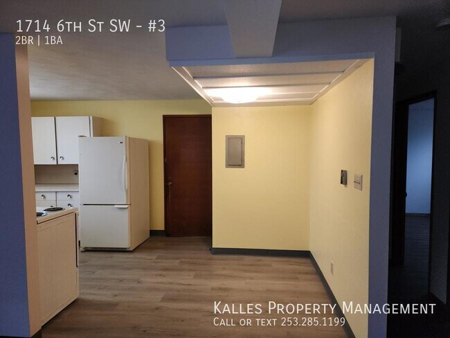 Building Photo - Cute 2 Bed 1 Bath Multi-Triplex