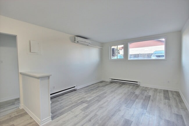 Building Photo - 341 NoelUnit 4