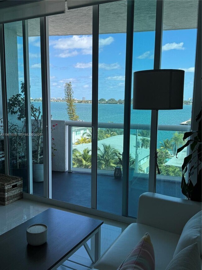 Foto del edificio - 7910 Harbor Island Dr