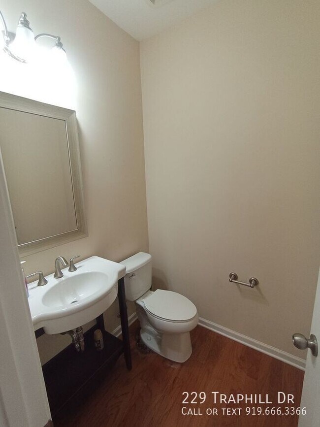 Building Photo - Stunning 3-bedroom, 2.5-bathroom townhouse