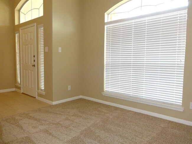 Foto del edificio - 423 Brushy Glen Dr