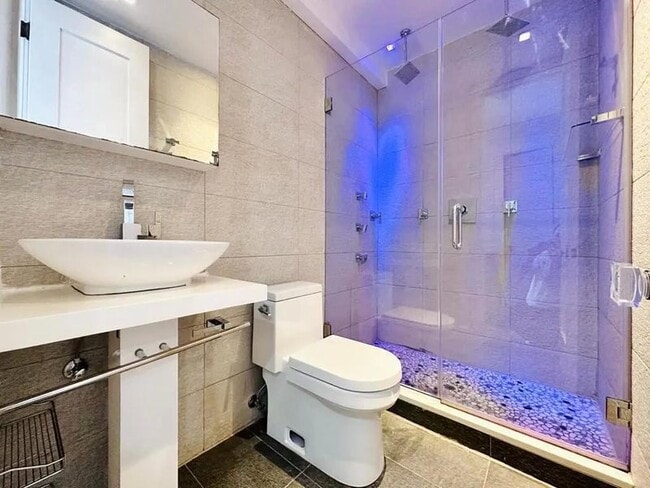 Building Photo - Nice room in a good neighborhood