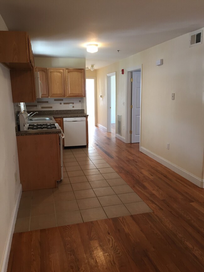 Building Photo - 332 Niles St