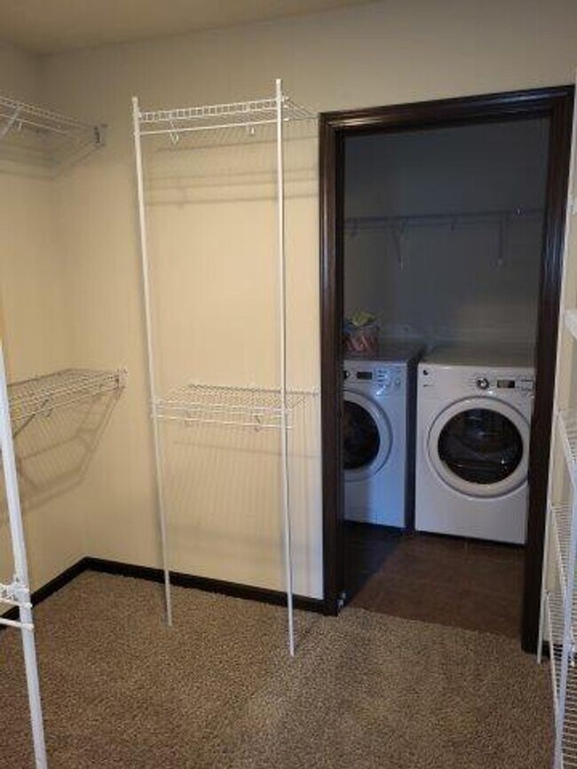 Building Photo - End unit Townhome in the Heart of West Des...