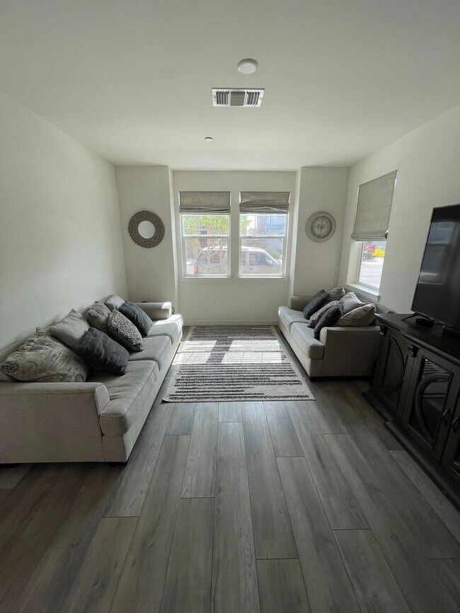 Building Photo - Beautiful 3 Bedroom 2.5 Bath Home for Rent...