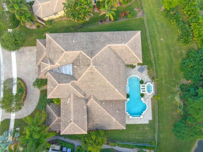 Building Photo - 10766 Versailles Blvd