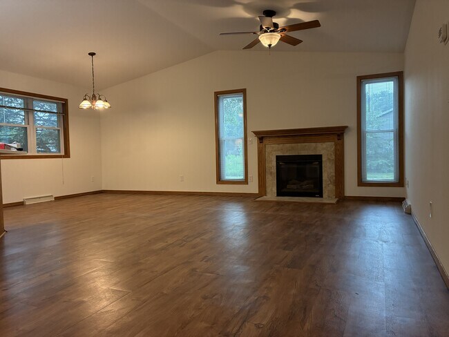Foto del edificio - 925 Sky Ridge Dr