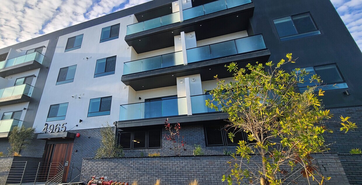 Foto principal - 4965 S Centinela Ave