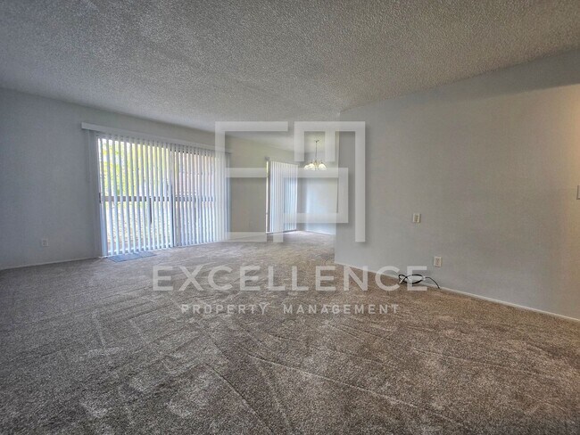 Foto del edificio - Upper 2/1 With New Carpets, Updated Kitchen and Many Many Many Community Features!