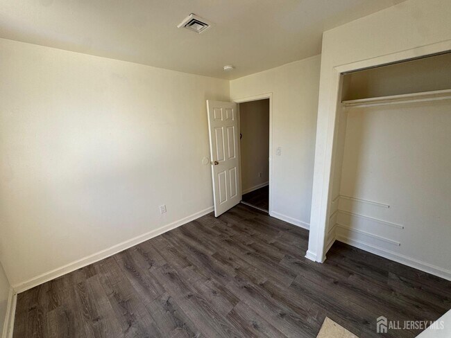 Building Photo - 724 Cortlandt St