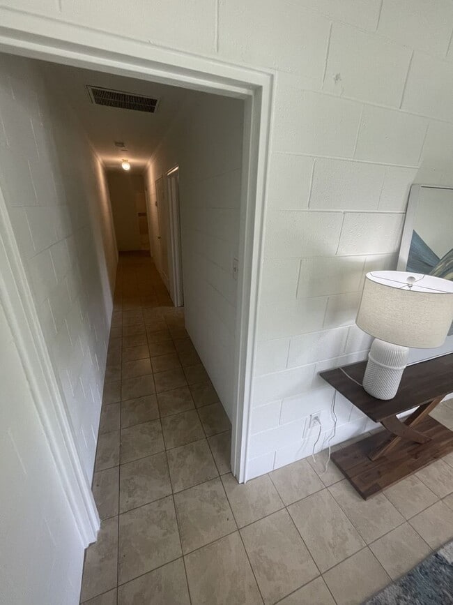 Building Photo - 2 bd 1 ba duplex