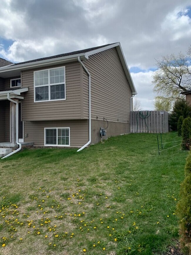 Building Photo - 4 bed, 2.5 bath West A and SW30th