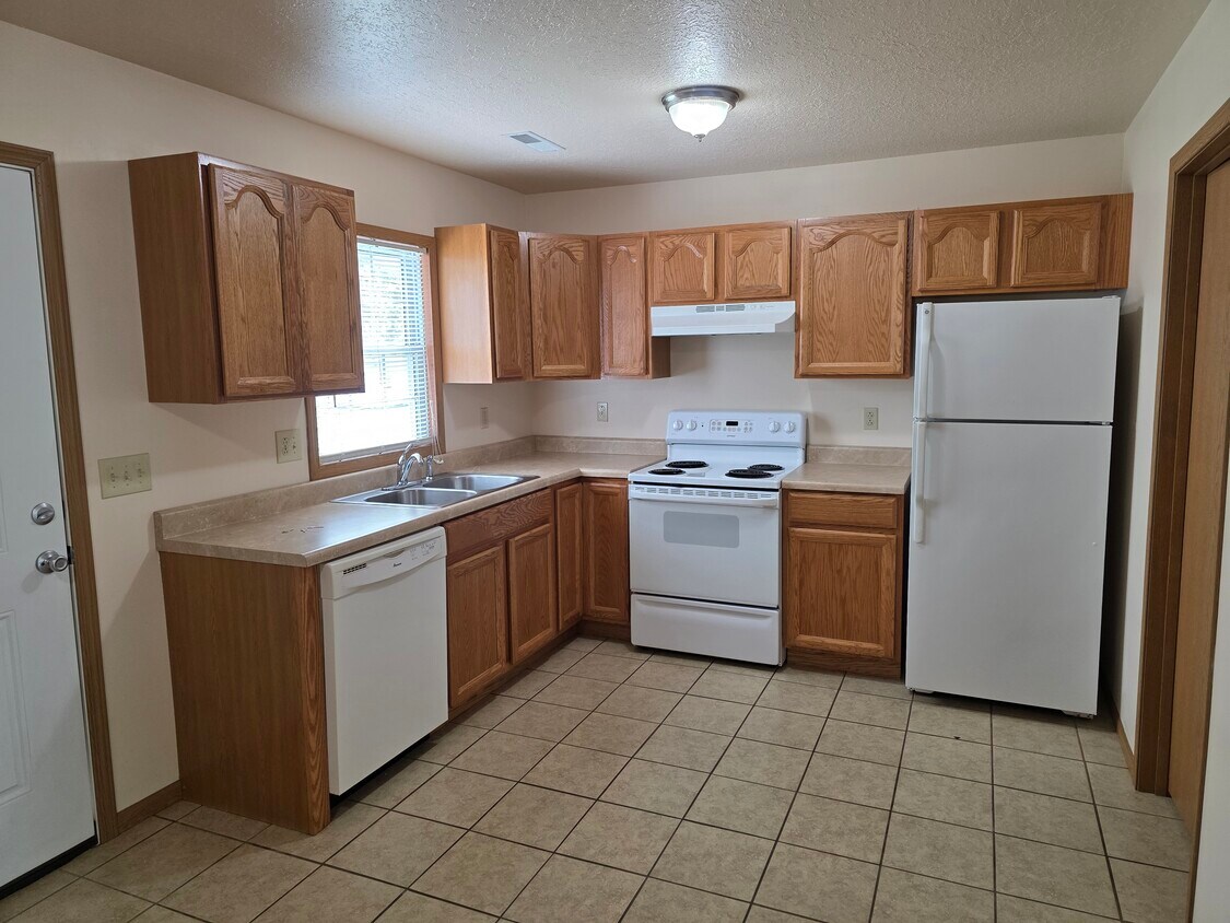 Primary Photo - 1003 S Riggen St