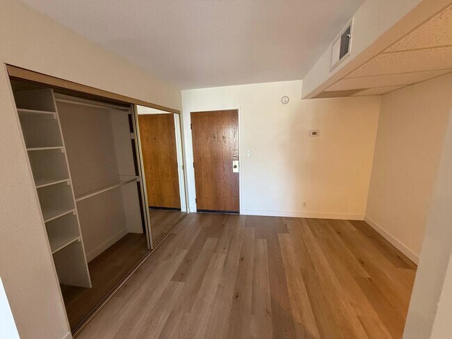 Foto del edificio - 1321 N Vista St