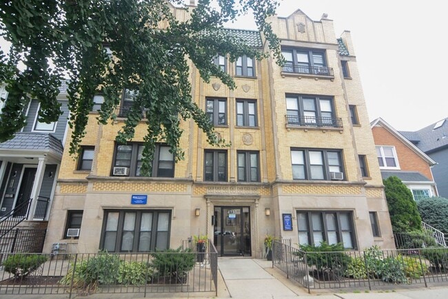 Building Photo - 4725 N Hermitage Ave