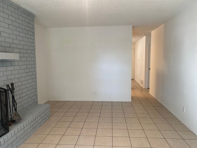 Building Photo - 2 BEDROOM DUPLEX, LAWN CARE AND WATER INCLUDED