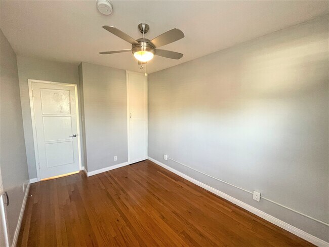 Building Photo - 2075 Penmar Ave