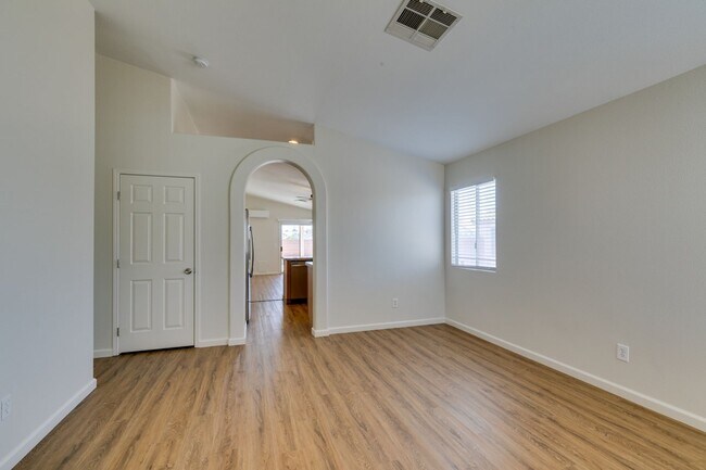 Foto del edificio - 3-Bedroom Home with Upgraded Cooling & Gre...