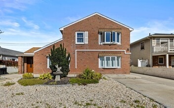 Building Photo - 539 W Park Ave