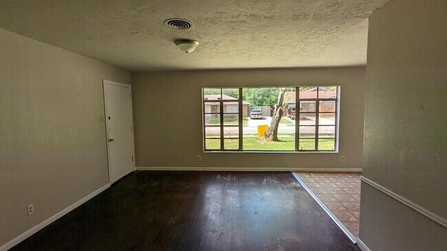 Foto del edificio - 121 W Riverwood Dr