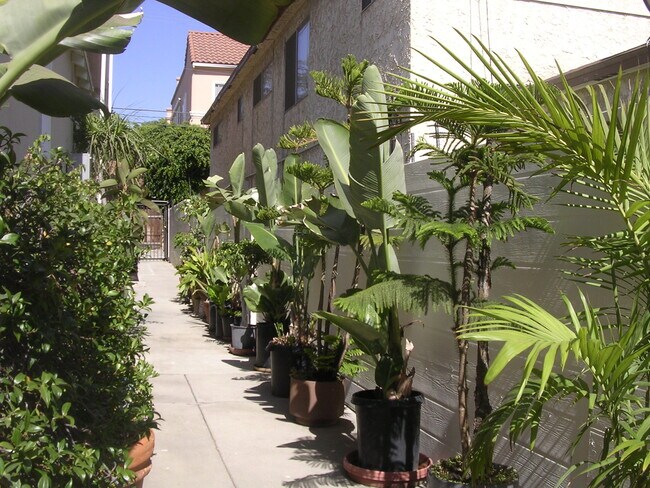 Foto del edificio - 1824 S Barrington Ave