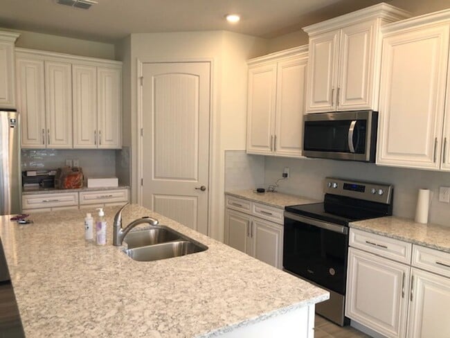 Foto del edificio - ALMOST NEW 4 BDRM home in GATED ROSECREST!