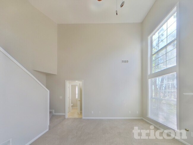 Building Photo - 325 Cadeleigh Ct