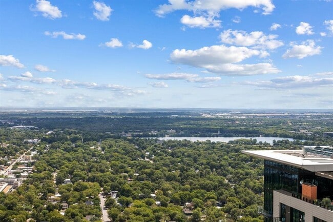 Building Photo - 610 Davis St