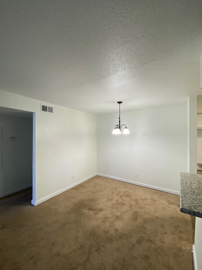 Dining area - 9700 Leawood Blvd