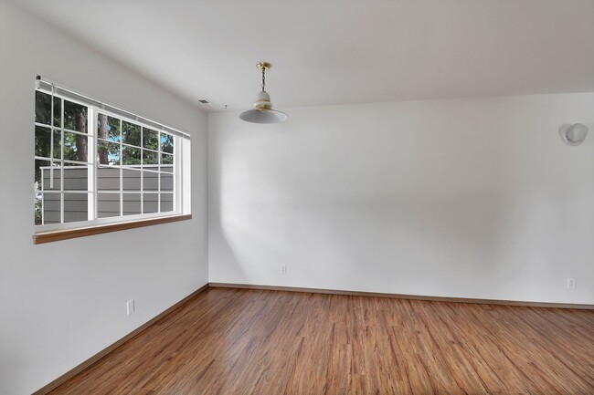 Building Photo - 686 Nw Paragon Pl