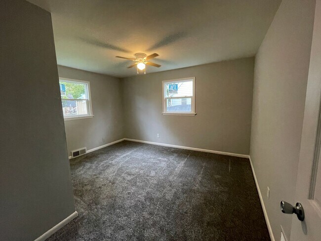 Foto del edificio - 3 bedroom 1 1/2 bath home with fenced in b...