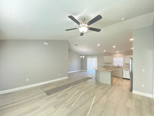 Building Photo - Beautiful  Home Citrus Springs - 4/2/2 Gre...