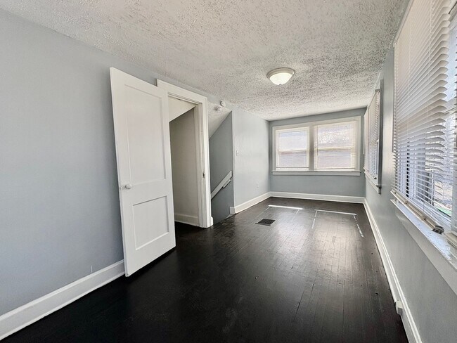 Foto del edificio - Spacious 2-Bedroom + Den Home with Ample Parking & Backyard!