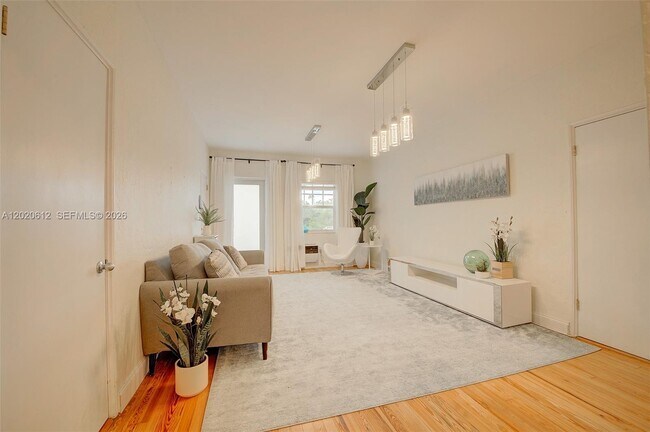 Foto del edificio - 2463 Pine Tree Dr