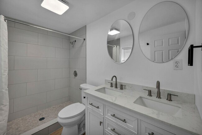 Foto del edificio - Fully Renovated Home with Plenty of Outdoor Storage