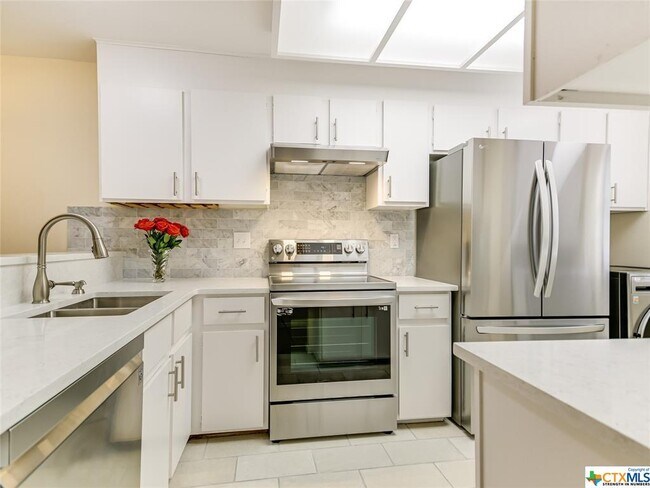 Foto del edificio - 7122 Wood Hollow Dr