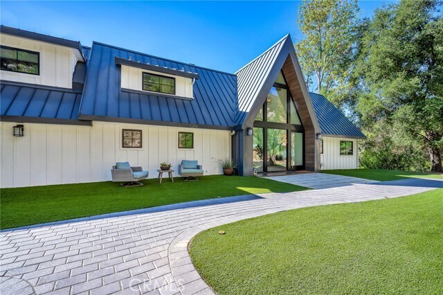 Foto del edificio - 24301 Sylvan Glen Rd